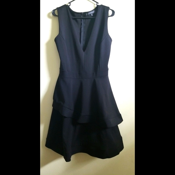 Dresses & Skirts - NEW LISTING!! BLACK V NECK RUFFLED HEM DRESS